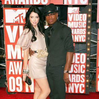 Ne-Yo, Jadyn Maria in 2009 MTV Video Music Awards - Arrivals