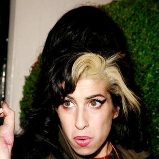 Amy Winehouse in Harvey Nichols Department Store After The Launch of Olsen Twins (Mary-Kate and Ashley) Fashion Range