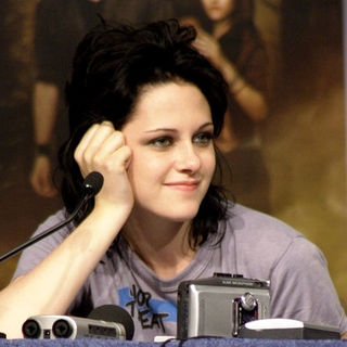 Kristen Stewart in "New Moon" Press Conference