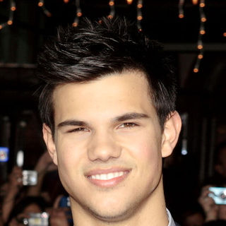 Taylor Lautner in "The Twilight Saga's New Moon" Los Angeles Premiere- Arrivals