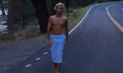 Why Is Justin Bieber Standing in the Middle of a Street Naked in This Photo?