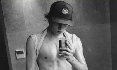 Brooklyn Beckham Flaunting His Abs in This Shirtless Selfie Will Make You Drool
