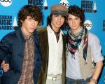 Jonas Brothers Offer Fans Free Vacation with Them to the Bahamas