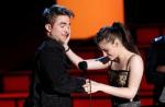 Video: Robert Pattinson and Kristen Stewart Kiss at 2010 MTV Movie Awards
