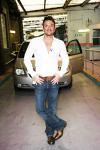 Peter Andre Tricked by His Chest Muscle