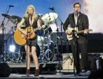2010 CMA Awards: Gwyneth Paltrow Gets Standing Applause for Her Performance