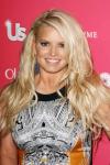Hiding Curves Under Baggy Sweater, Jessica Simpson Flaunts Leg