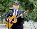 Video: Paul Simon Sings 'Sound of Silence' at Ground Zero During 9/11 Memorial
