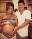 Nick Lachey and Pregnant Vanessa Minnillo Pose for 'Family' Portrait