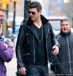 Robin Thicke Takes Off Wedding Ring Despite Still Begging Paula Patton's Forgiveness