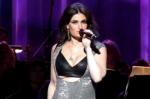 Video: Idina Menzel Professionally Handles Wardrobe Malfunction on Stage