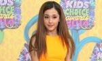 Ariana Grande Previews Christmas Single 'Santa Tell Me'