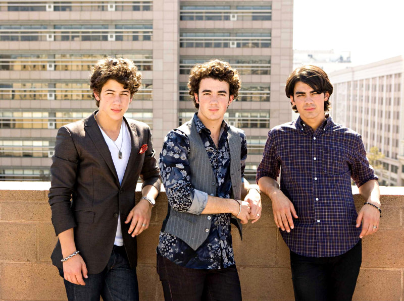 jonas brothers performing