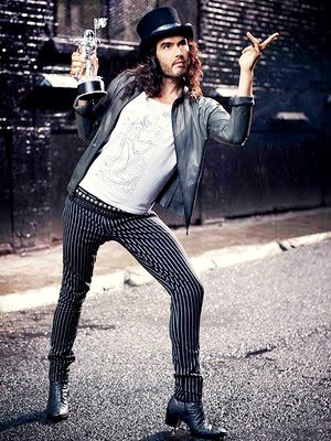 Russell Brand Sings About Celebrities Make-Out in MTV VMAs Promo