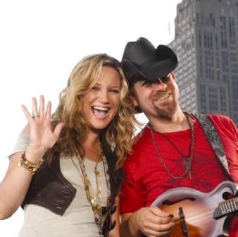 Jennifer Nettles Cuts Off Her Hair in Sugarland's  'Keep You' Video