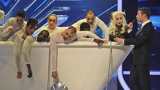 Video: Lady GaGa Putting on