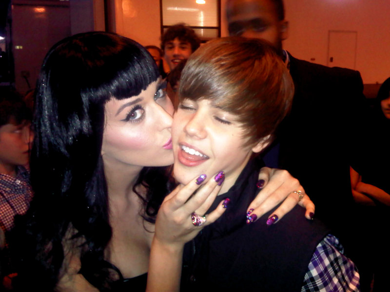selena gomez and justin bieber kissing on the lips. Katy Perry Landing Her Luscious Lips on Justin Bieber's Cheek