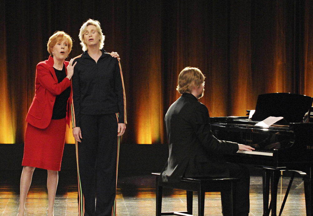 New Sneak Peeks of 'Glee' Present Wedding Plan and Ohio
