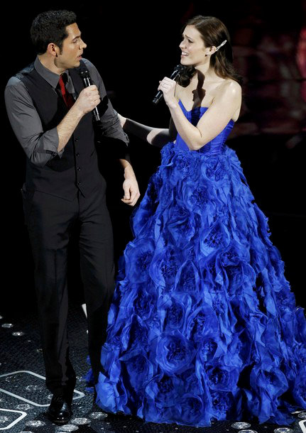 2011 Oscar: Mandy Moore and Zachary Levi Perform 'I See the Light'