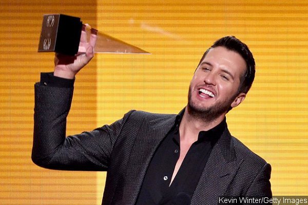 American Music Awards 2014: Luke Bryan Thanks God and Bus Driver in His Acceptance Speech