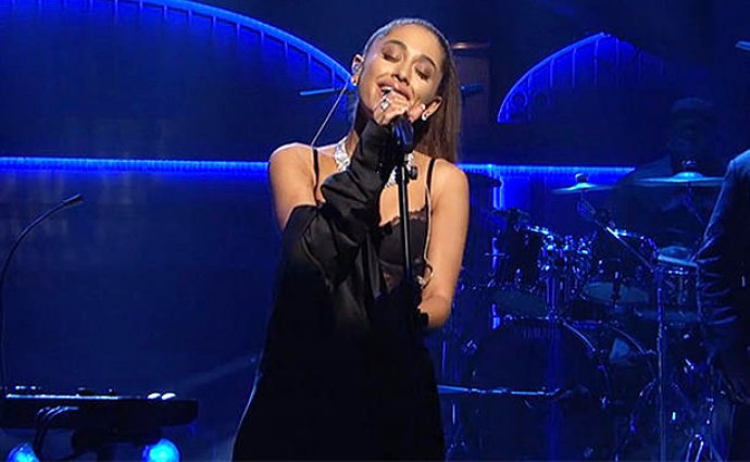 Watch Ariana Grande Handle Wardrobe Malfunction Like a Pro on 'SNL'