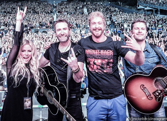 Avril Lavigne Returns to the Stage for the First Time in Three Years to Duet With Ex Chad Kroeger