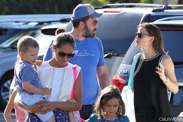 Ben Affleck and Jennifer Garner Look Tense During Market Outing