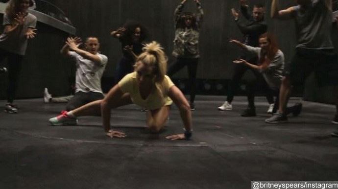 Britney Spears Takes on Viral Mannequin Challenge With Her Dancers in Las Vegas