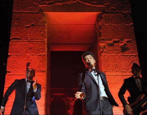 Video: Bruno Mars Performs 'Runaway Baby' at 2012 Met Gala