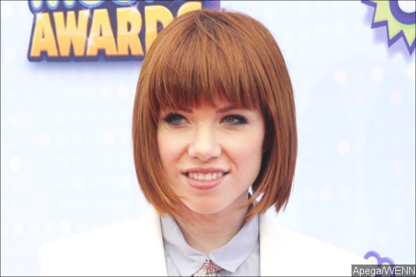 Carly Rae Jepsen Unveils 'E.Mo.Tion' Tracklist, Releases Title Track