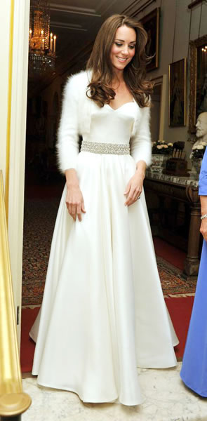 kate middleton knitted lace dress. Kate Middleton Changes Into