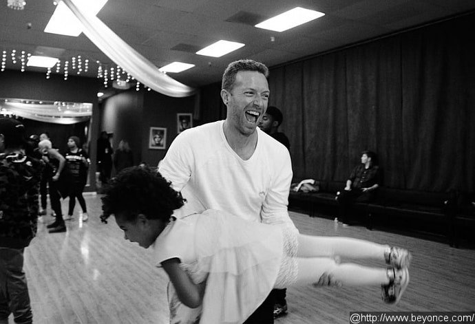 Take a Look at These Cute Photos of Chris Martin and Blue Ivy at Superbowl Rehearsal