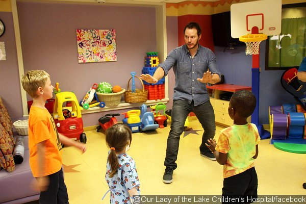 Chris Pratt Teaches Kids at Children's Hospital How to Train Raptors