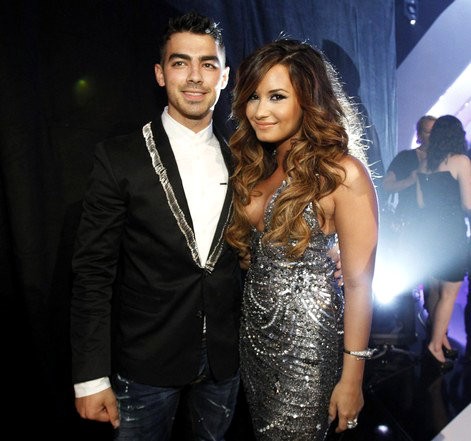 Demi Lovato Friendly With Joe Jonas at MTV VMAs Calls Ashley Greene Her