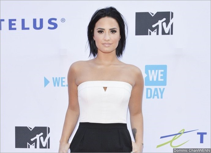 Demi Lovato Seems Amused by Fan Who Asks Her to Sign Nude Photo