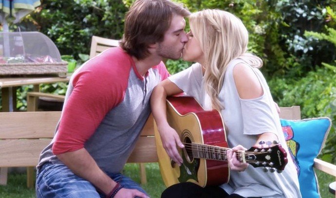 'Fuller House' Season 2 Trailer Teases Tanner-Gibbler Romance