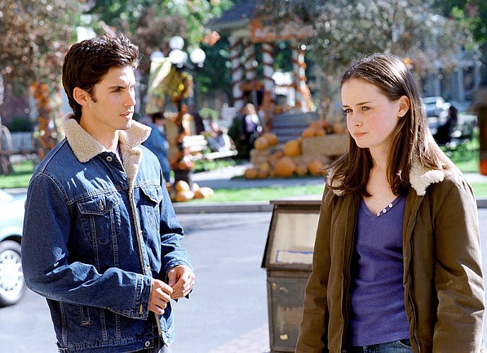 This New 'Gilmore Girls' Revival Photo Is a Sweet Throwback to Rory and Jess' Relationship