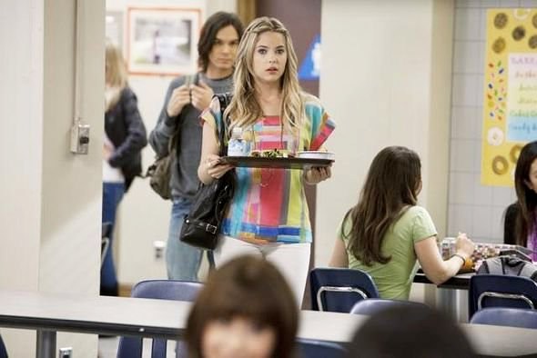 Hanna Talks Allison's Death With Therapist in New 'Pretty Little Liars' Clip