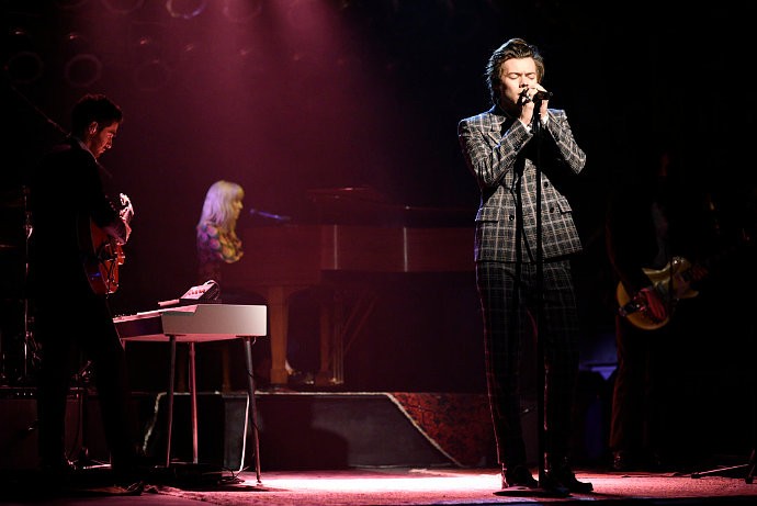 Harry Styles Performs 'Sign of the Times' and Debuts 'Ever Since New York' on 'SNL'