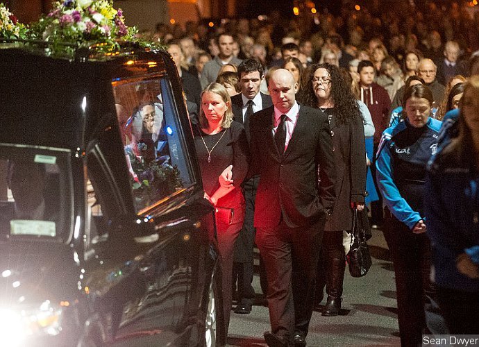 Hundreds of Mourners Walk Behind Jim Carrey's Ex-Girlfriend's Coffin in Mourning Procession