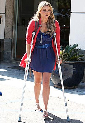 injuring-knee-ali-fedotowsky-snapped-on-crutches.jpg