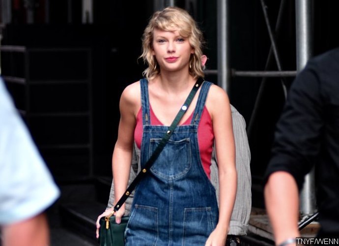 Is This Taylor Swift Groping Picture? Photo Leaks Despite Getting Sealed by Judge
