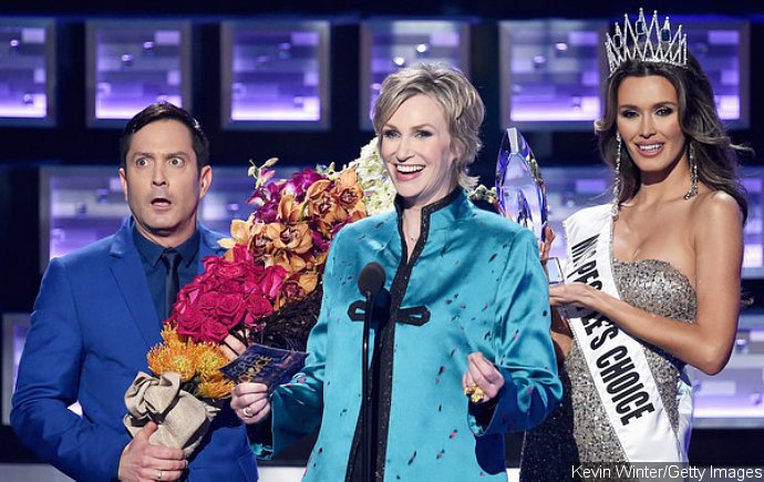 Jane Lynch Makes Fun of Steve Harvey's Miss Universe Mistake During 2016 People's Choice Awards