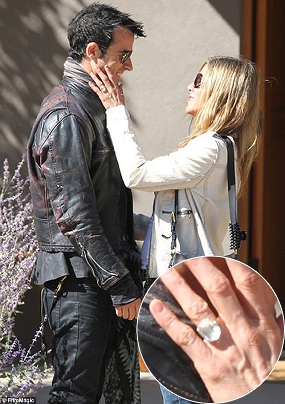 Jennifer Aniston Shows Off Huge Engagement Ring From Justin Theroux