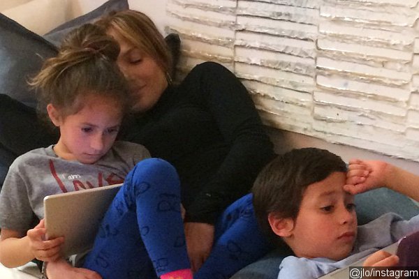 Jennifer Lopez Has 'Sunday Funday' With Twins Max and Emme