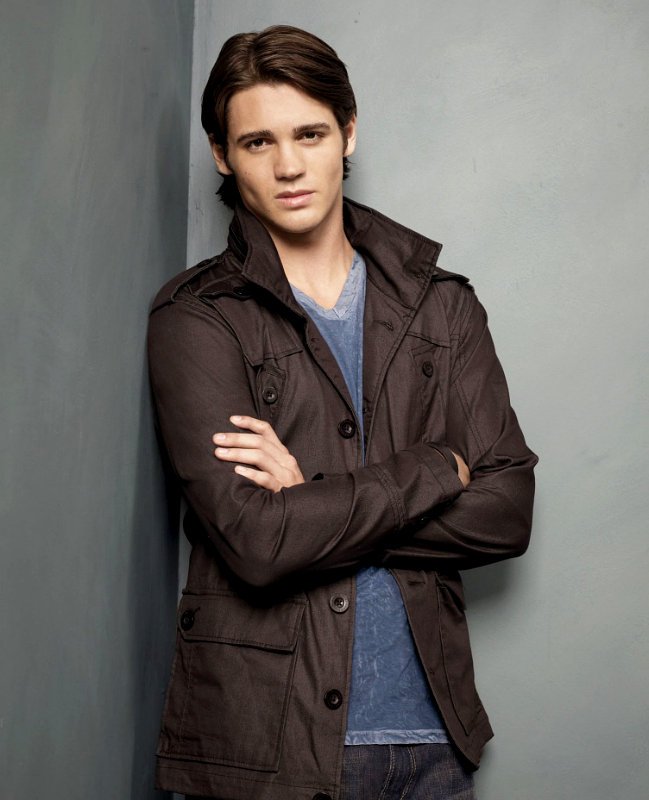Jeremy to Learn His Dead Exes' Mysterious Appearance in 'Vampire Diaries' Season 3