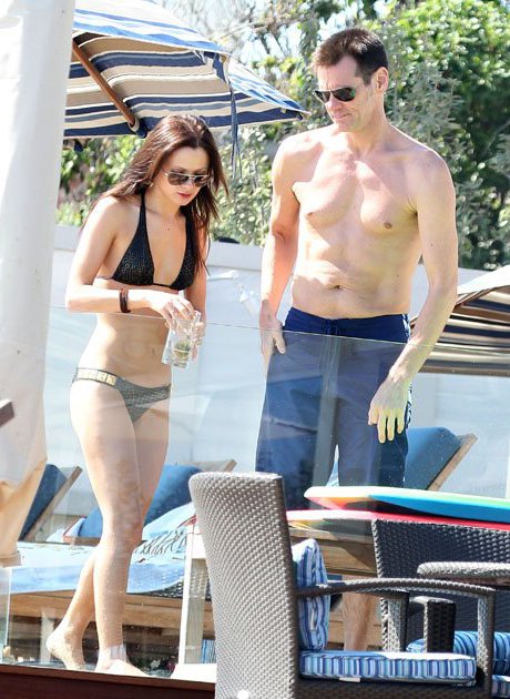 Jim Carrey Shows Off Much-Younger Girlfriend on Beach