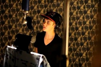 Video: Justin Bieber Previews New 'Santa Claus Is Coming to Town' Remix