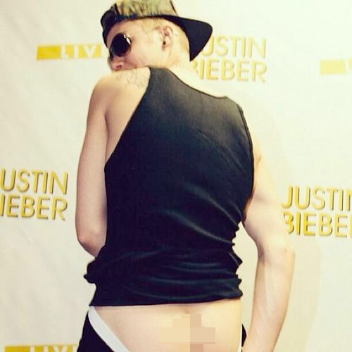 http://www.aceshowbiz.com/images/news/justin-bieber-shows-off-his-naked-bum.jpg
