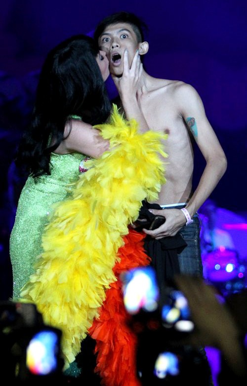 foto katy perry mencium penonton saat konser di indonesia yang bertelanjang dada
